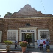 Museum and a cultural center of Todos Santos. They had some sort of a senior activity going on that day and I finally managed to hurt myself by backing into a potted cactus while making room for an old lady. Sort of ridiculous after all those miles in the desert to get a cactus spine at a museum in a town... Museum a kulturní středisko v Todos Santos. Ten den byla nějaká akce pro důchodce, a jak jsem uhýbala z cesty staré dámě, napíchla jsem se na kaktus v květináči. Po mílích a mílích cesty pouští, já se musím nabodnout na kaktus v městě v museu. : Baja2011